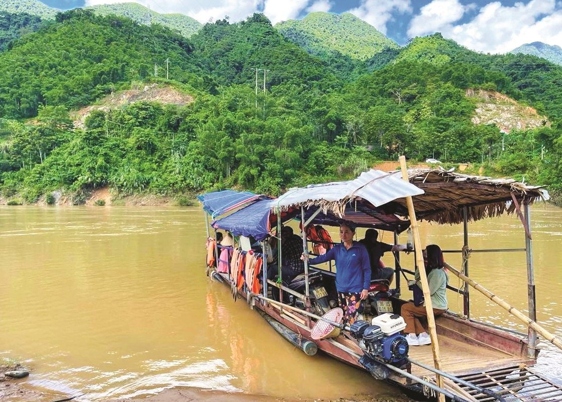 Bà con phải đi đò qua sông vì không có cầu do ảnh hưởng bởi dự án.