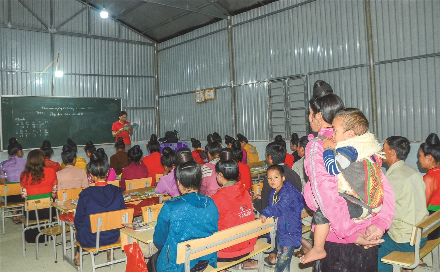 Các lớp xóa mù chữ ở Luân Giói luôn thu hút đông đảo học viên tham gia.