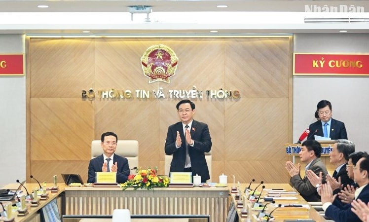 Chủ tịch Quốc hội Vương Đình Huệ chủ trì buổi làm việc với Bộ Thông tin và Truyền thông. (Ảnh: Duy Linh) Chủ tịch Quốc hội Vương Đình Huệ chủ trì buổi làm việc với Bộ Thông tin và Truyền thông. (Ảnh: Duy Linh)