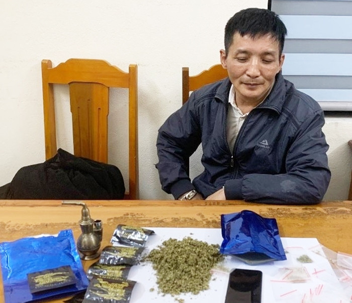 Đối tượng Phương Ngọc Hùng và số “cỏ mỹ” bị thu giữ