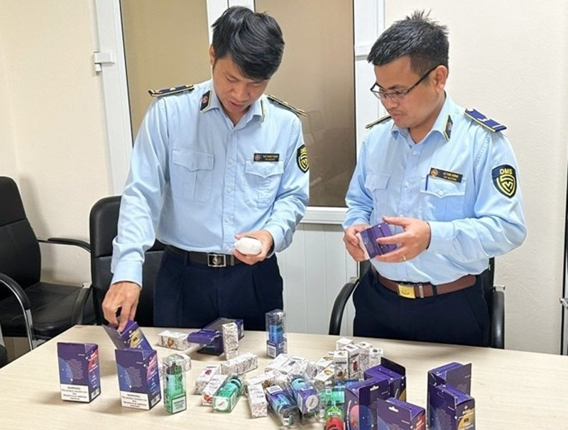Đội Quản lý thị trường số 1 Thanh Hóa kiểm tra số thuốc lá điện tử không rõ nguồn gốc