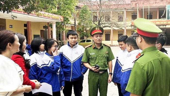 Công an Thanh Hóa tuyên truyền về tác hại của thuốc lá điện tử và cỏ Mỹ tại các trường học