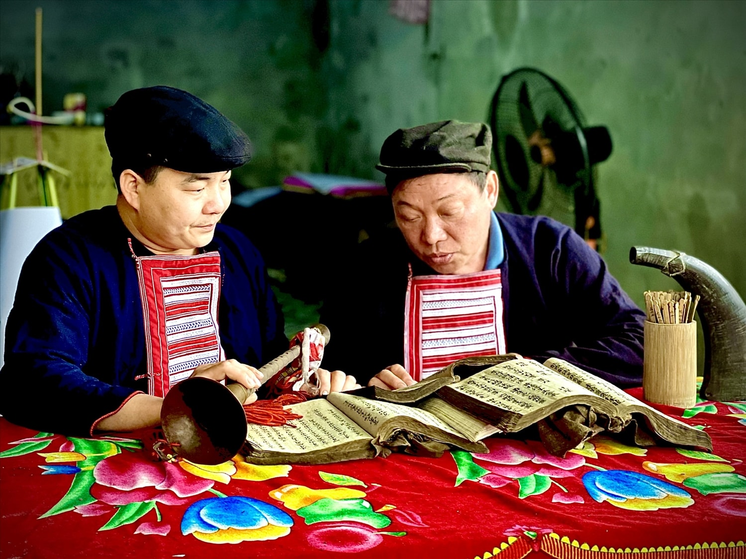 Nghệ nhân Phàn Văn Phú cùng con rể nghiên cứu sách cổ sử dụng nhạc cụ người Dao. Nghệ nhân Phàn Văn Phú cùng con rể nghiên cứu sách cổ sử dụng nhạc cụ người Dao.