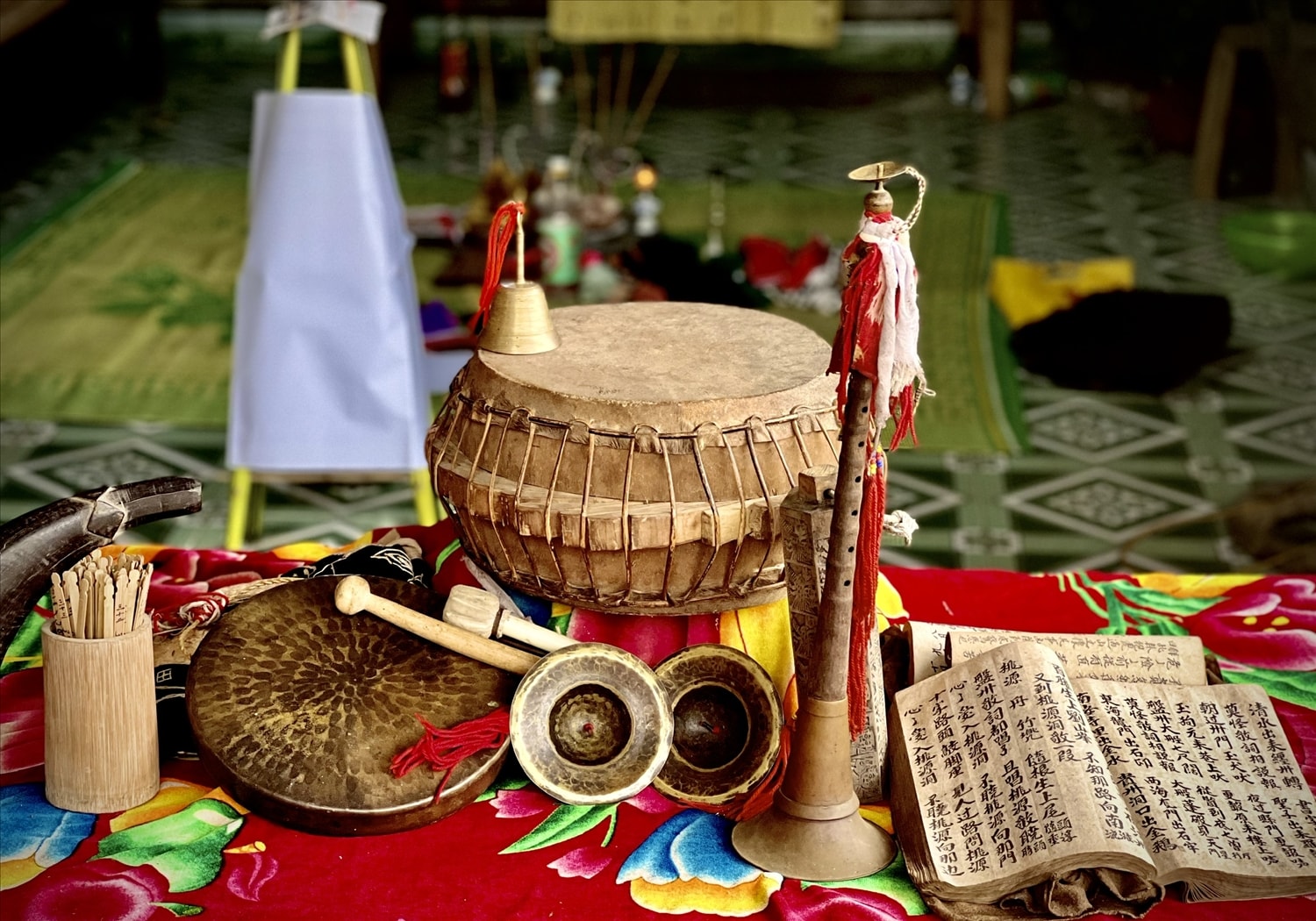 Bộ nhạc cụ gia truyền đặc biệt của dòng họ Phàn. Bộ nhạc cụ gia truyền đặc biệt của dòng họ Phàn.