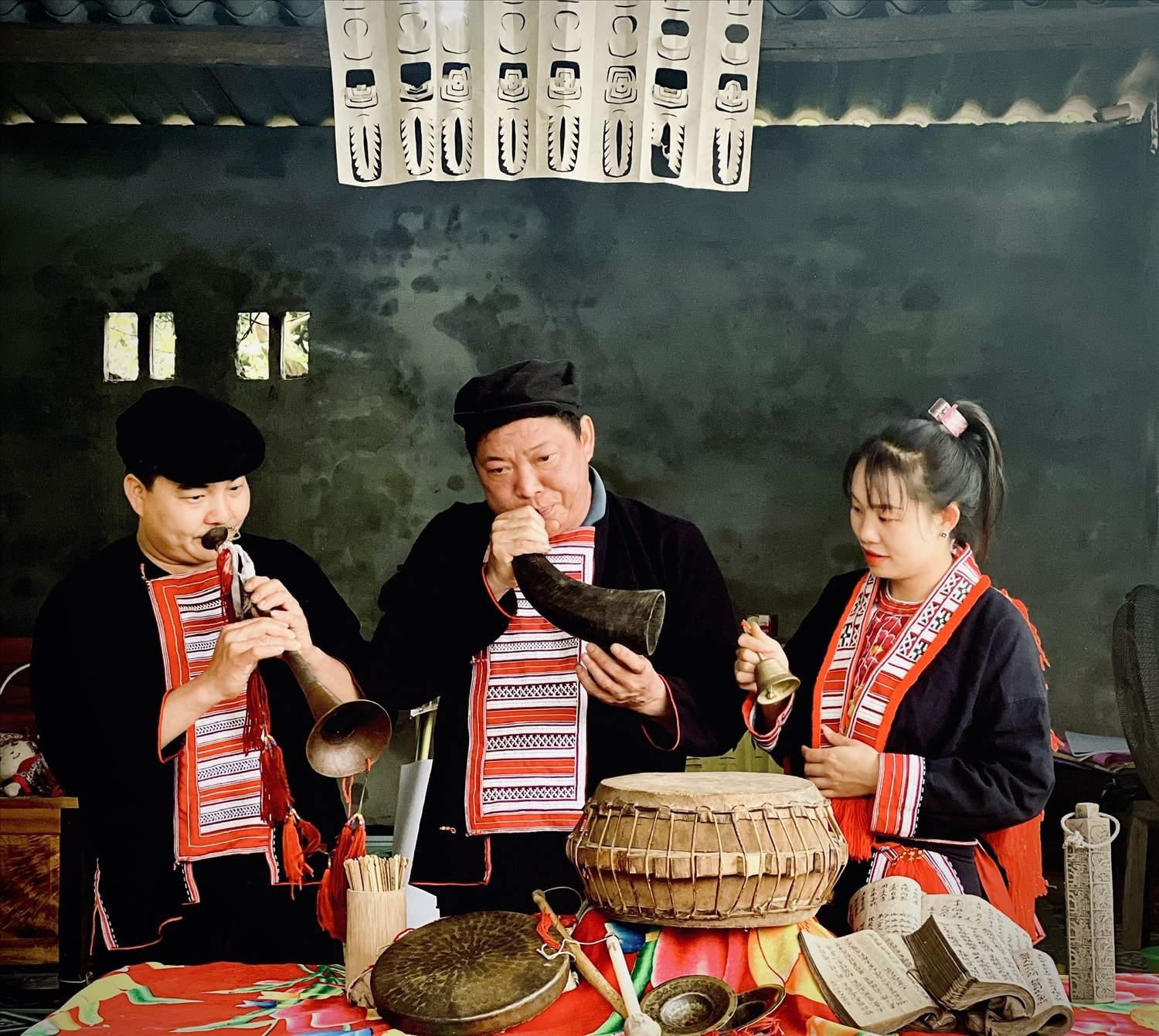 Nghệ nhân Phàn Văn Phú (ở giữa) cùng các con giới thiệu bộ nhạc cụ gia truyền. Nghệ nhân Phàn Văn Phú (ở giữa) cùng các con giới thiệu bộ nhạc cụ gia truyền.