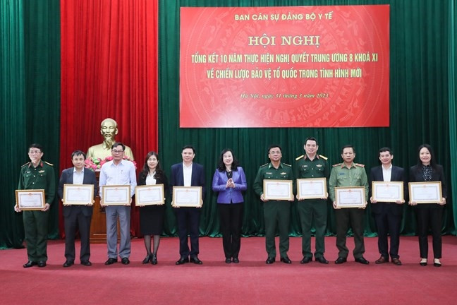 Bộ trưởng Bộ Y tế Đào Hồng Lan trao Bằng khen cho các tập thể, cá nhân đã có thành tích xuất sắc trong thực hiện Nghị quyết Trung ương 8 khóa XI