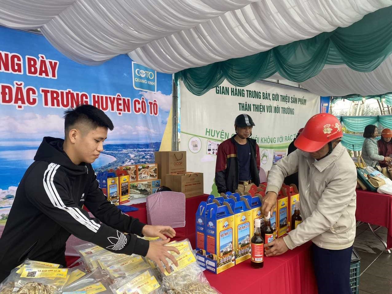 Các gian hàng trưng bày sản phẩm đặc trưng của Cô Tô
