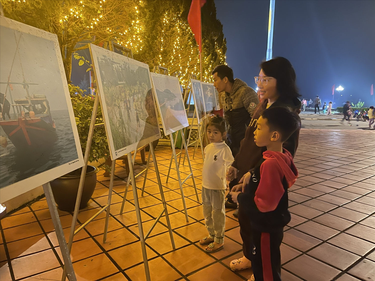 Triển lãm ảnh thu hút đông đảo người dân và khách du lịch