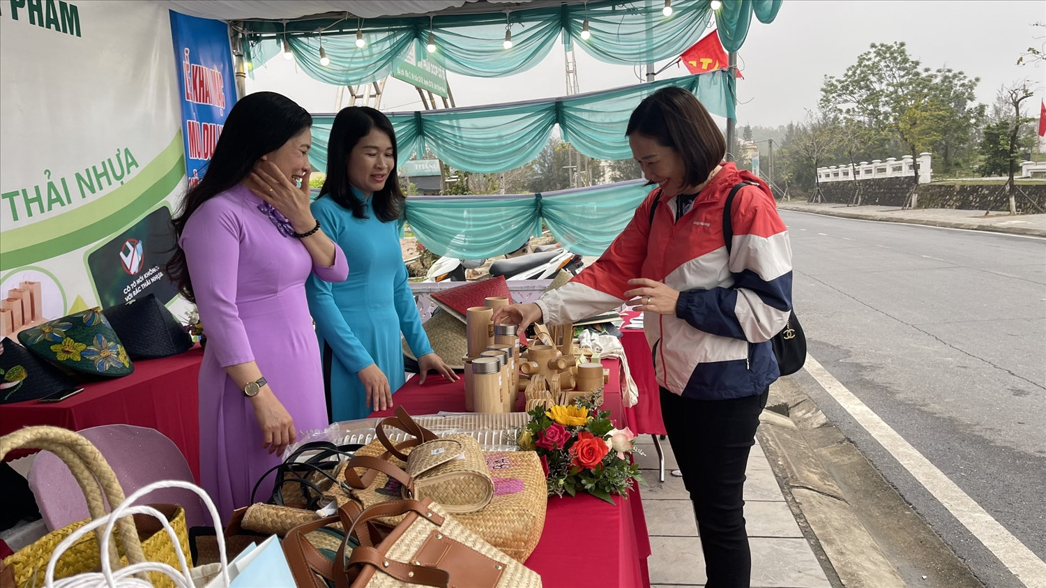 Du khách tham quan và mua sắm tại gian hàng trưng bày, giới thiệu sản phẩm thân thiện với môi trường
