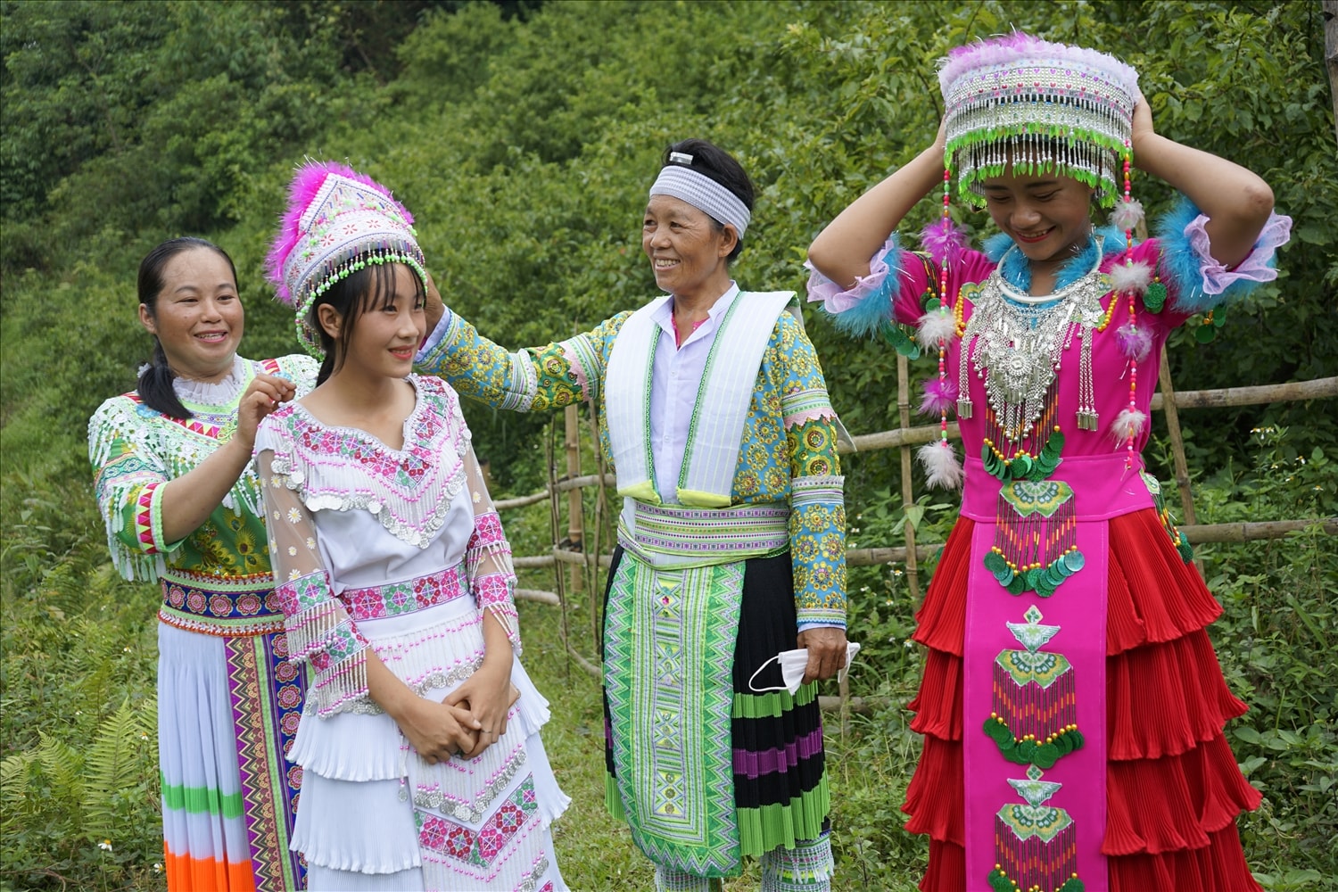 Trang phục của dân tộc Mông (Tuyên Quang) được gìn giữ, trao truyền qua nhiều thế hệ Trang phục của dân tộc Mông (Tuyên Quang) được gìn giữ, trao truyền qua nhiều thế hệ