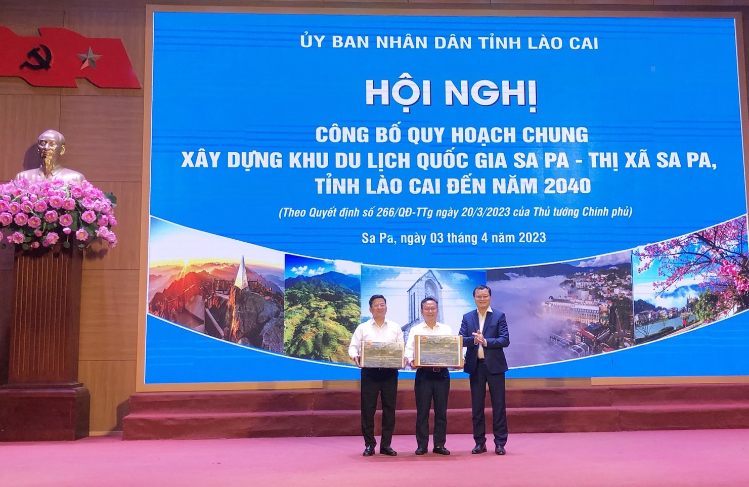 Đại diện Bộ Xây dựng trao hồ sơ Quy hoạch Khu du lịch Quốc gia Sa Pa cho lãnh đạo UBND thị xã Sa Pa Đại diện Bộ Xây dựng trao hồ sơ Quy hoạch Khu du lịch Quốc gia Sa Pa cho lãnh đạo UBND thị xã Sa Pa