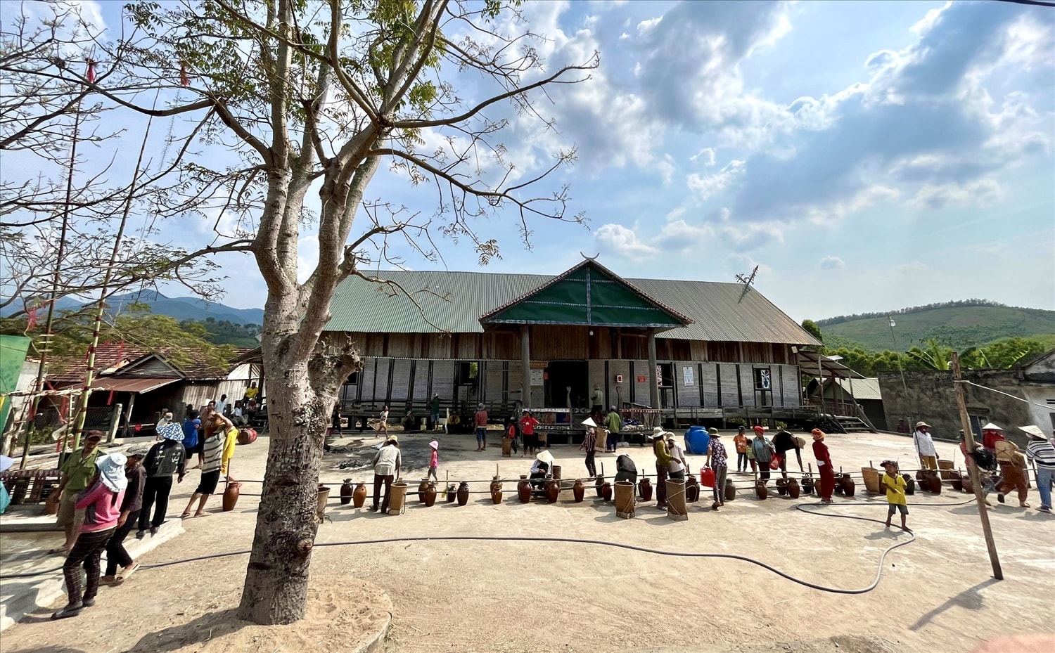 Trong khoảng sân rộng của nhà Rông truyền thống, cả trăm người dân đã tập trung đông đủ chuẩn bị lễ Sơmă Kơcham