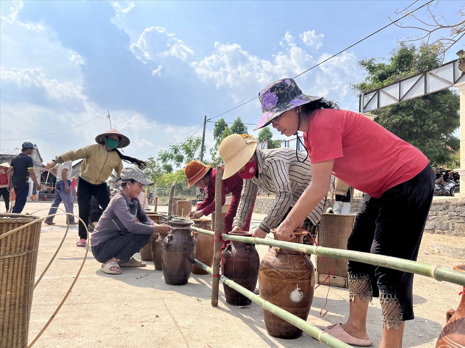 Những phụ nữ trong làng chuẩn bị những ghè rượu ủ thơm ngon nhất cho ngày lễ