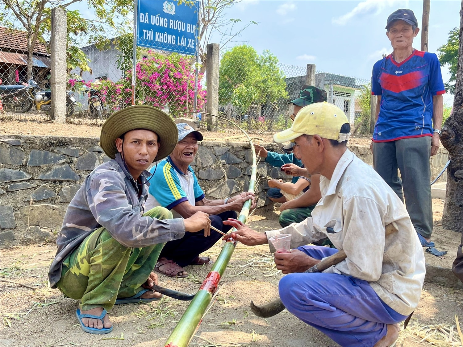 Dân làng chuẩn bị cây nêu cho lễ cúng