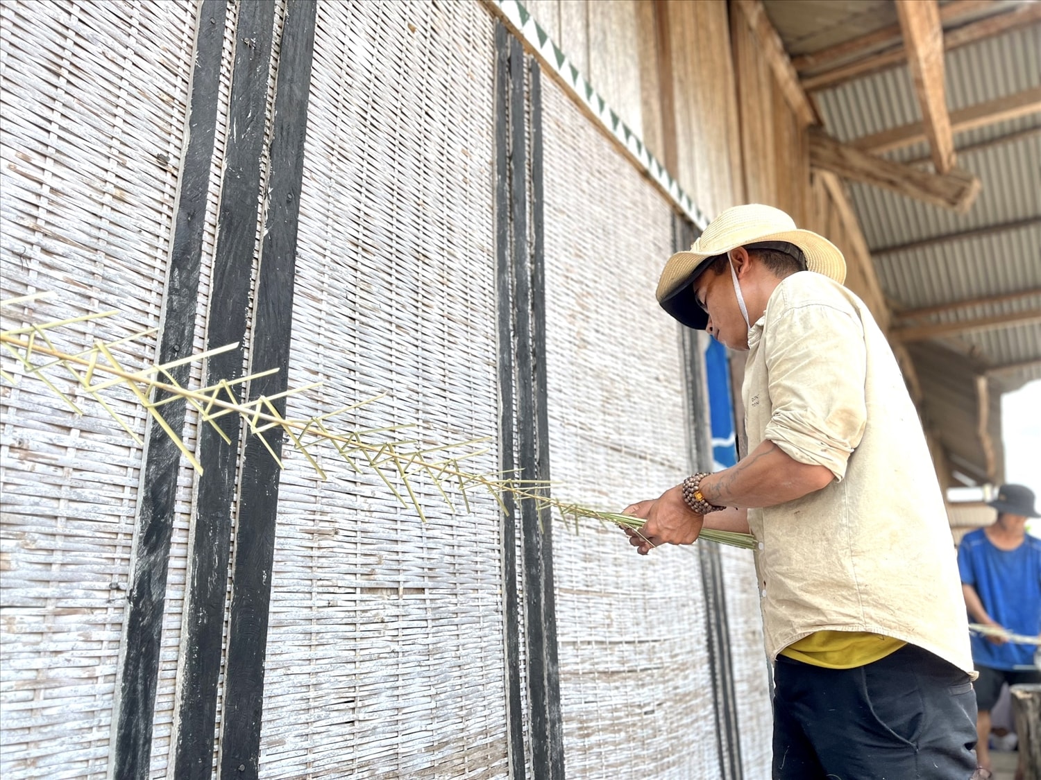 Những dây cúng để trang trí cây nêu cũng được dân làng đan bện tỉ mỉ, đẹp mắt