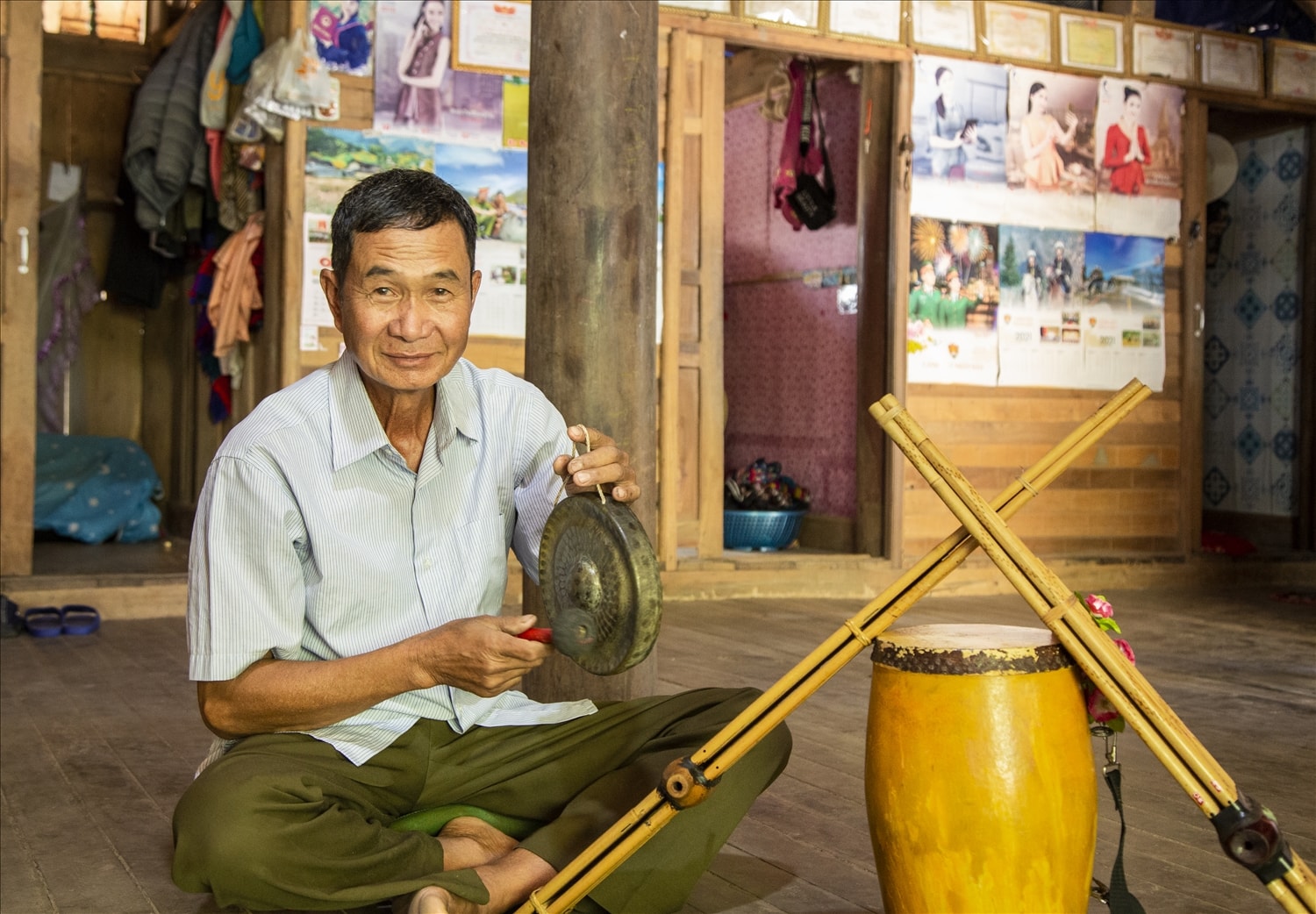 Ông Vì Văn Thoong bên những nhạc cụ truyền thống dân tộc Lào Ông Vì Văn Thoong bên những nhạc cụ truyền thống dân tộc Lào