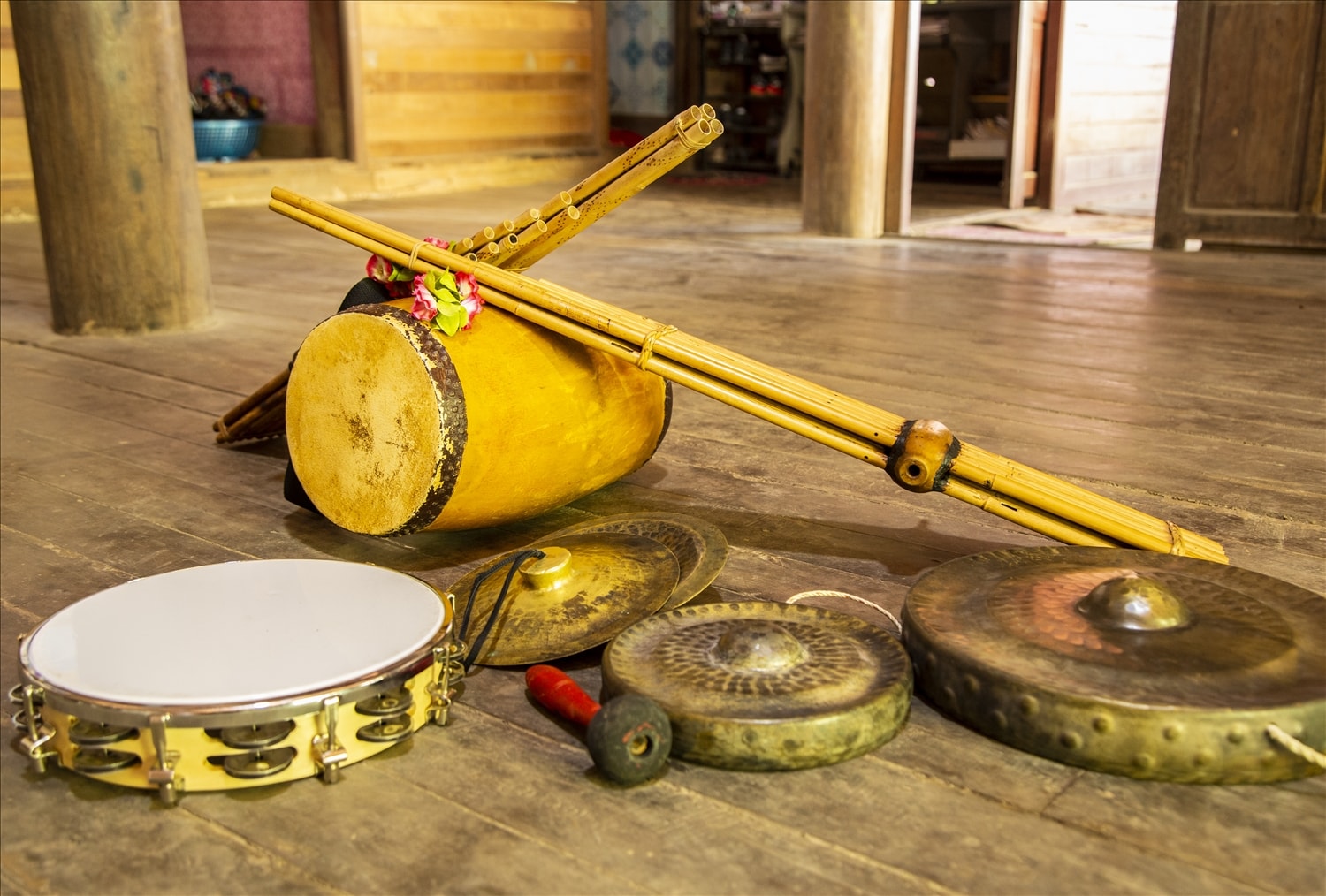 Các nhạc cụ truyền thống được sưu tầm và cất giữ Các nhạc cụ truyền thống được sưu tầm và cất giữ