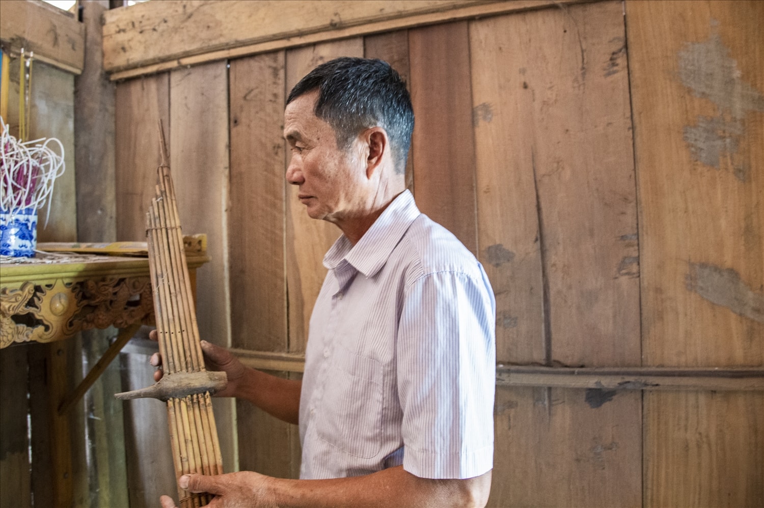 Chiếc khèn bè gia truyền, được gìn giữ thờ cúng trong phòng thờ của gia đình Chiếc khèn bè gia truyền, được gìn giữ thờ cúng trong phòng thờ của gia đình