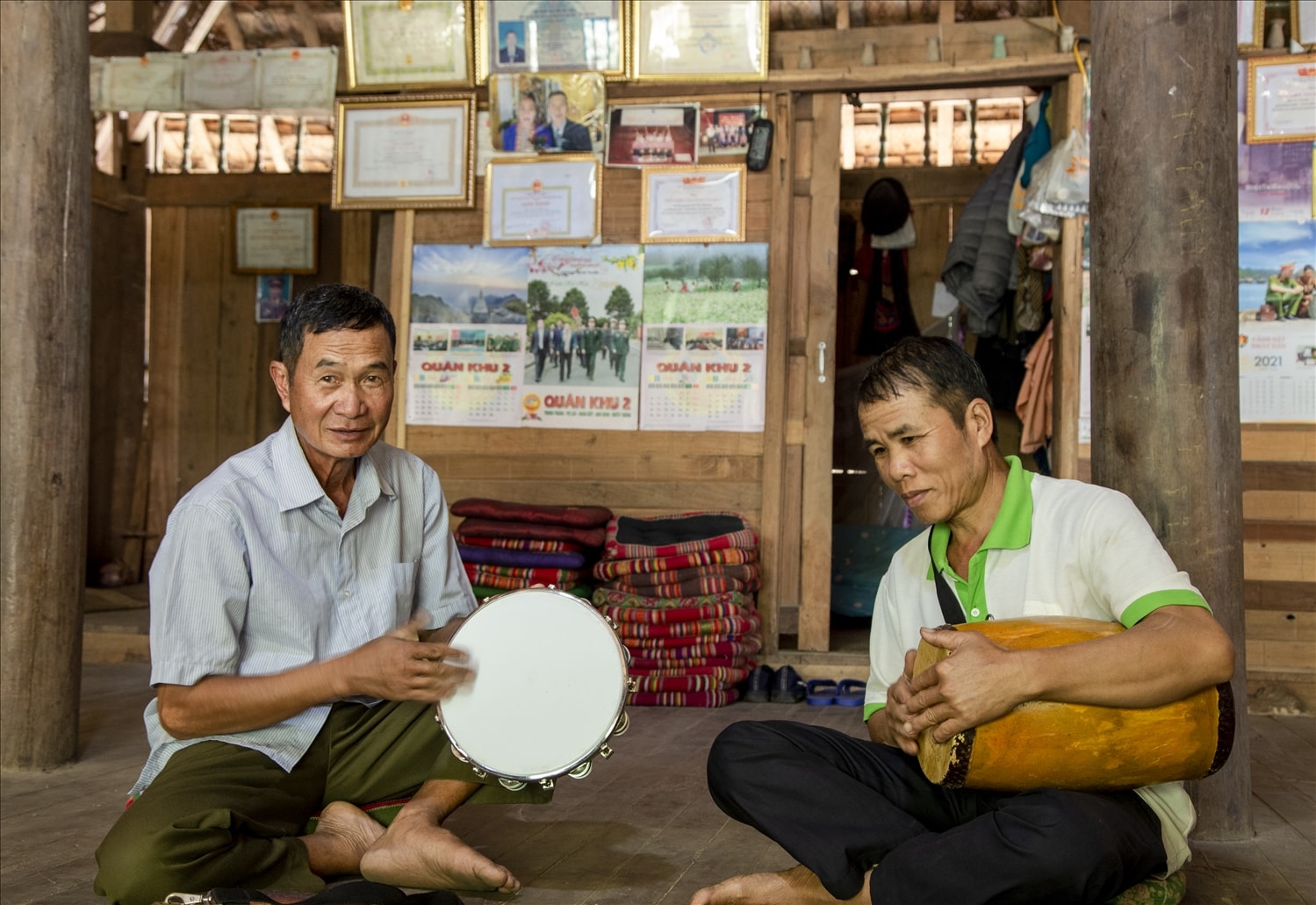 Ông Vì Văn Thoong (trái) hướng dẫn học viên phối hợp chơi các nhạc truyền thống Ông Vì Văn Thoong (trái) hướng dẫn học viên phối hợp chơi các nhạc truyền thống