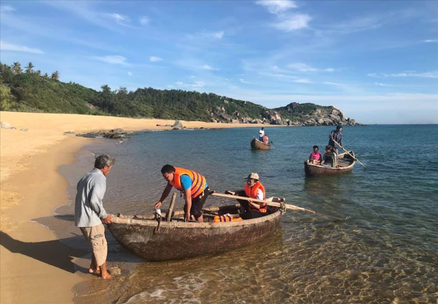 Đầm An Khê tổ chức nhiều hoạt động du lịch như chèo thuyền, đánh bắt cá...được du khách thích thú.
