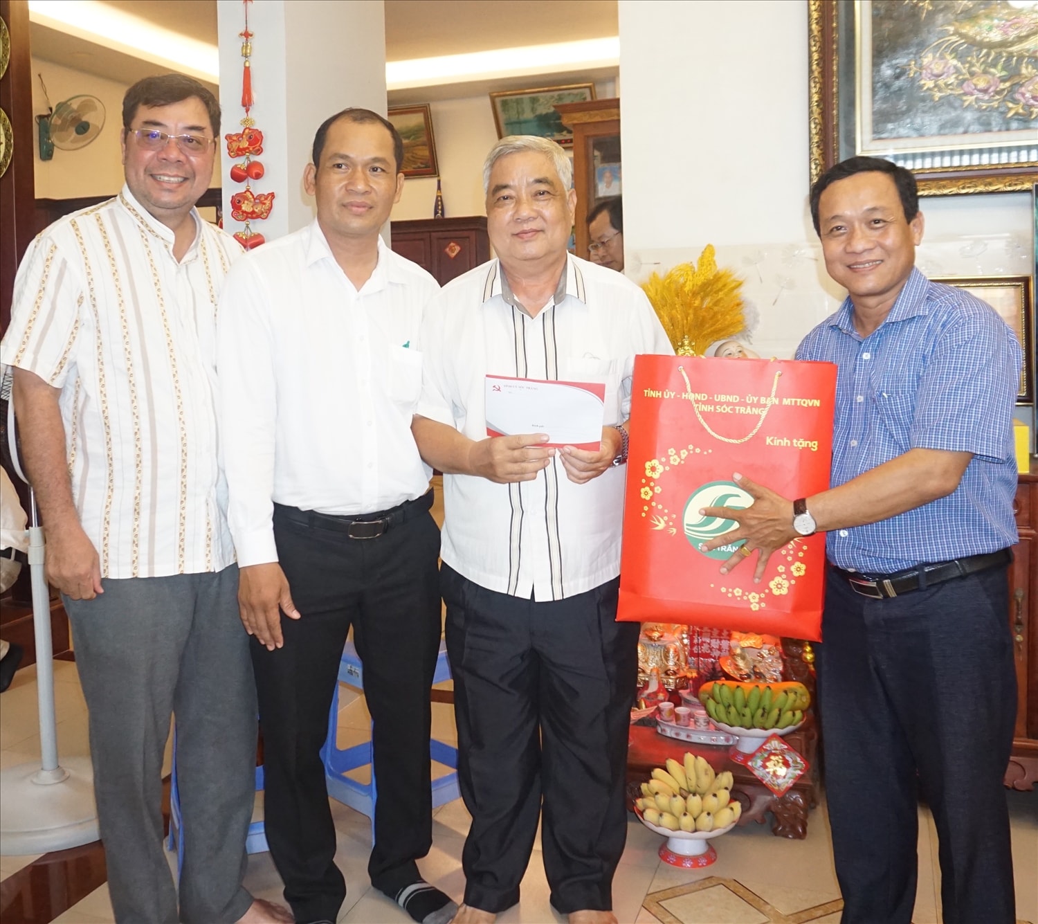 Ông Lý Rô Tha ( Bìa phải) Trao quà đến ông Phạm Văn Thới 