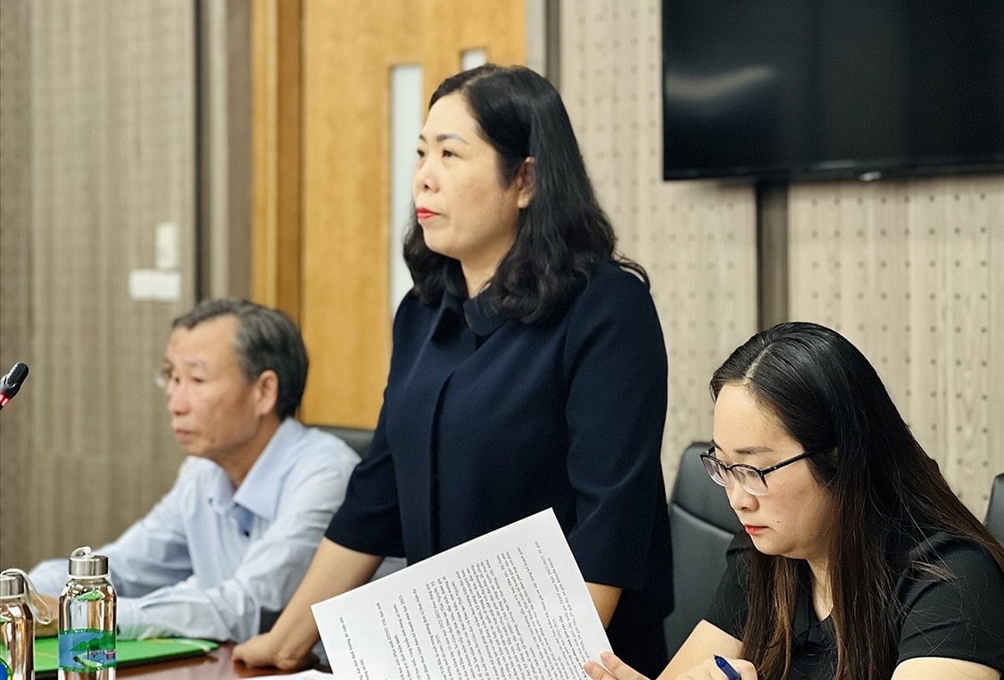 Bà Lục Thúy Hằng - Hiệu trưởng Trường Phổ thông Vùng cao Việt Bắc phát biểu tại buổi làm việc Bà Lục Thúy Hằng - Hiệu trưởng Trường Phổ thông Vùng cao Việt Bắc phát biểu tại buổi làm việc
