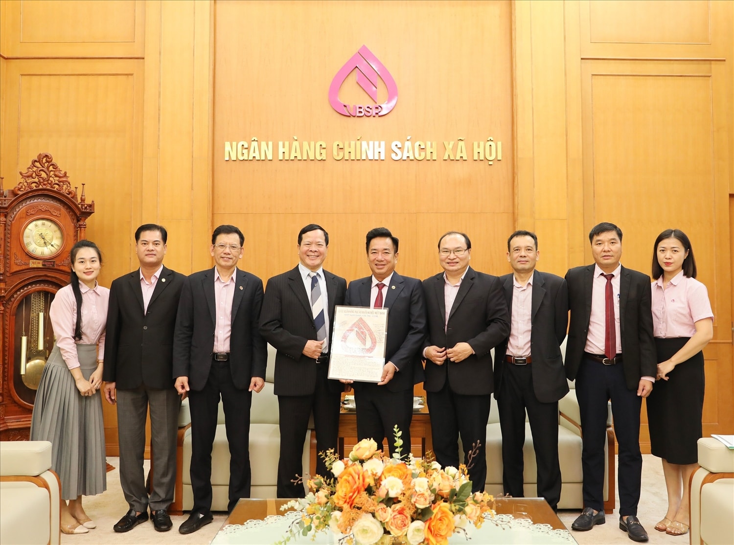 Ngân hàng CSXH tiếp nhận biểu trưng Logo Ngân hàng Phục vụ người nghèo Việt Nam từ tác giả Dương Hồng Khánh.