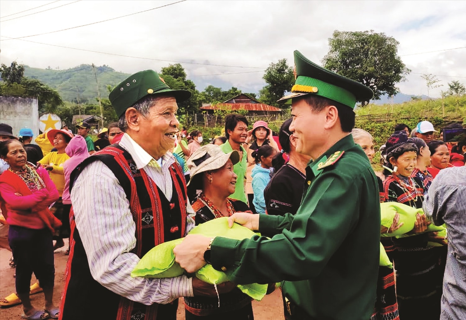 Nụ cười của tình quân dân miền biên giới.