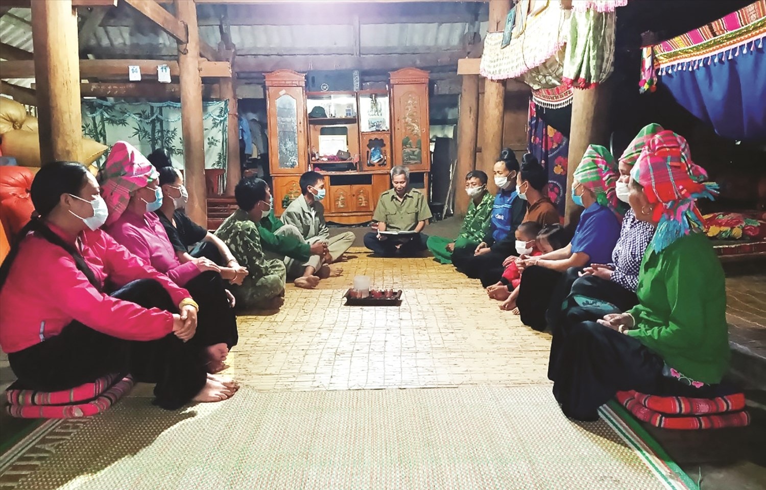 Ông Lường Văn Nhay, Trưởng dòng họ Lường vận động các thành viên trong dòng họ tích cực lao động, sản xuất và tham gia giữ gìn an ninh trật tự ở địa phương.
