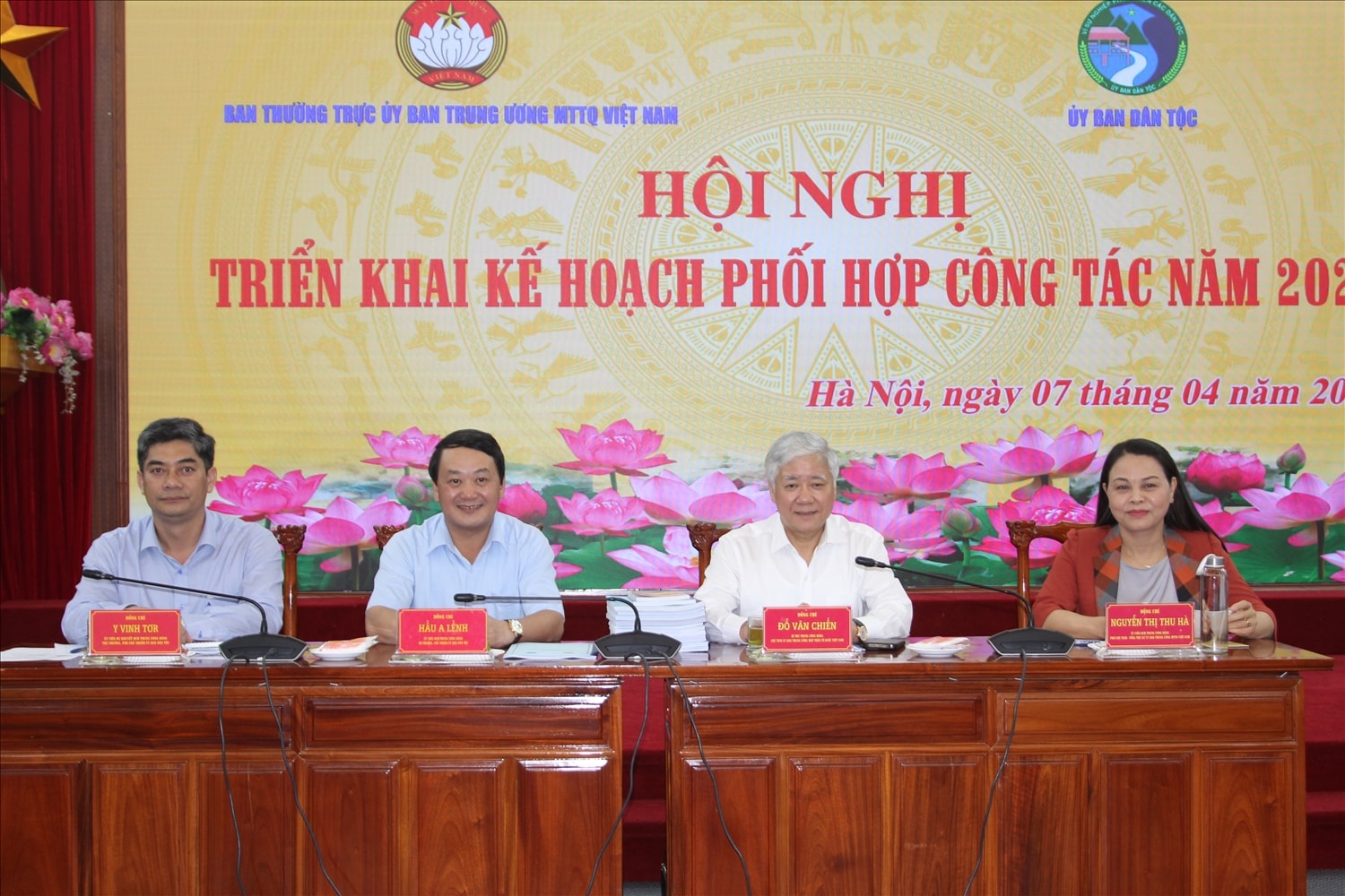 Các đồng chí lãnh đạo chủ trì Hội nghị