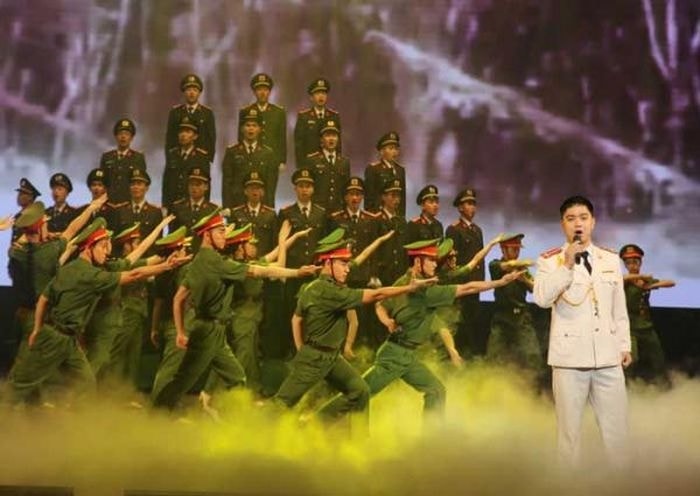 Chương trình nghệ thuật “Nhớ mãi ơn Người - Hồ Chí Minh” là một trong những hoạt động kỷ niệm nhằm ca ngợi công lao to lớn của Chủ tịch Hồ Chí Minh trong sự nghiệp cách mạng của Đảng Chương trình nghệ thuật “Nhớ mãi ơn Người - Hồ Chí Minh” là một trong những hoạt động kỷ niệm nhằm ca ngợi công lao to lớn của Chủ tịch Hồ Chí Minh trong sự nghiệp cách mạng của Đảng