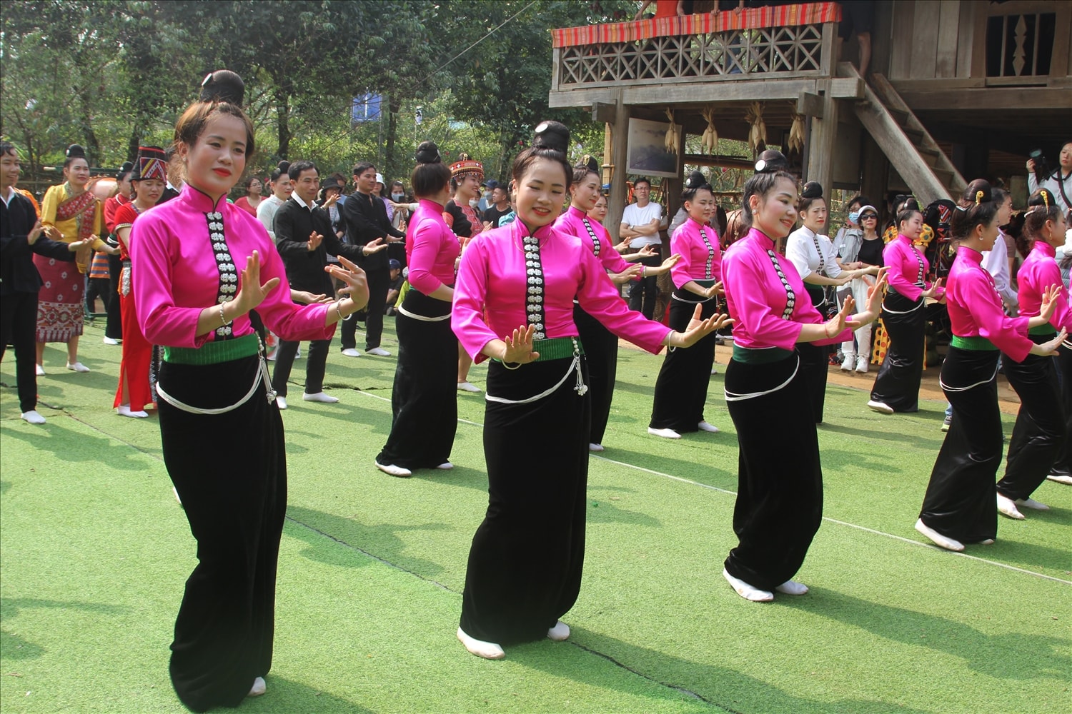 Du khách thăm quan sẽ được thưởng thức nhiều nét văn hoá đặc sắc của đồng bào các DTTS Du khách thăm quan sẽ được thưởng thức nhiều nét văn hoá đặc sắc của đồng bào các DTTS