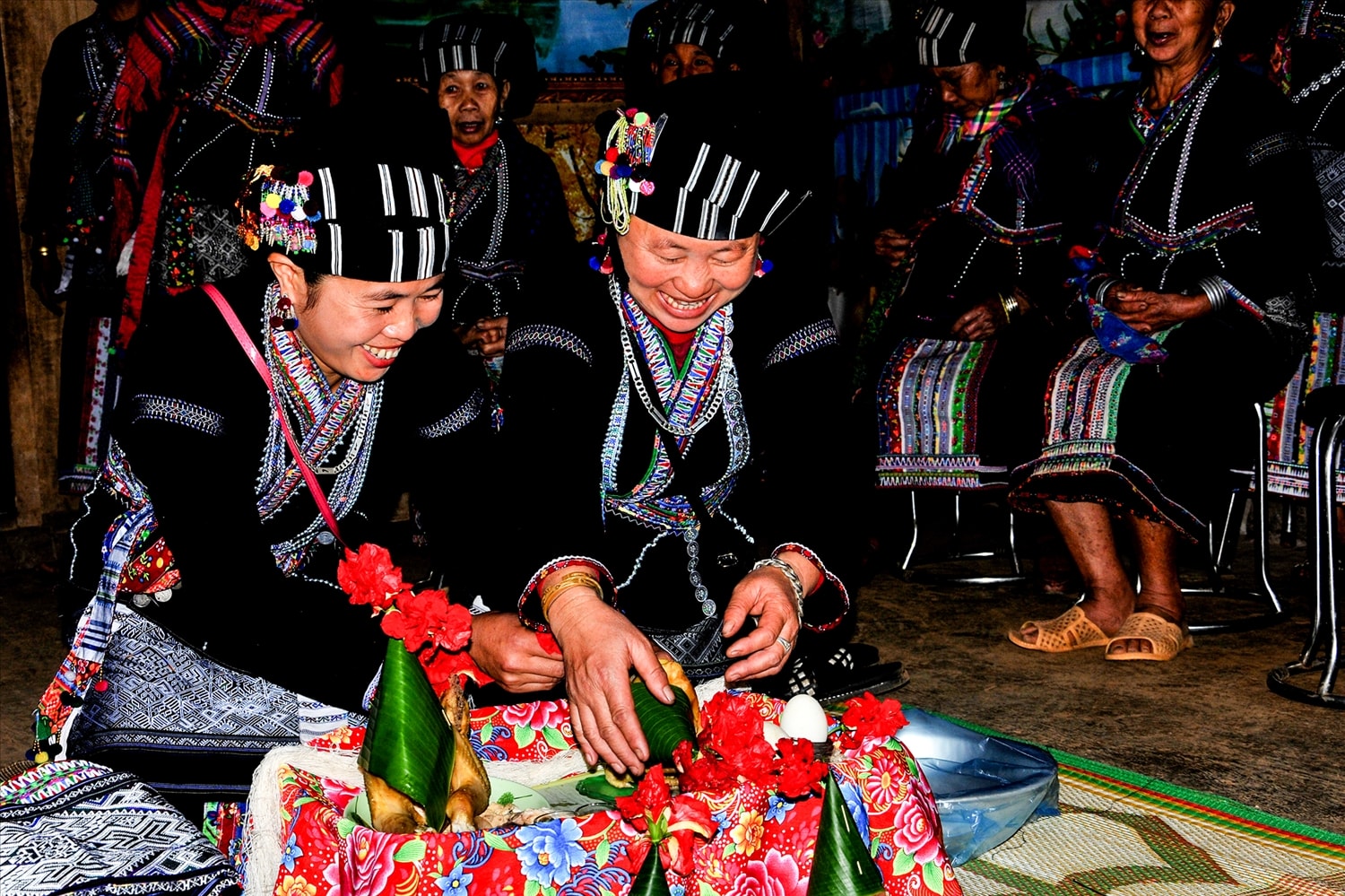 Sắp lễ chính trong lễ cưới phải là những Người có uy tín, phẩm hạnh tốt trong dòng tộc.