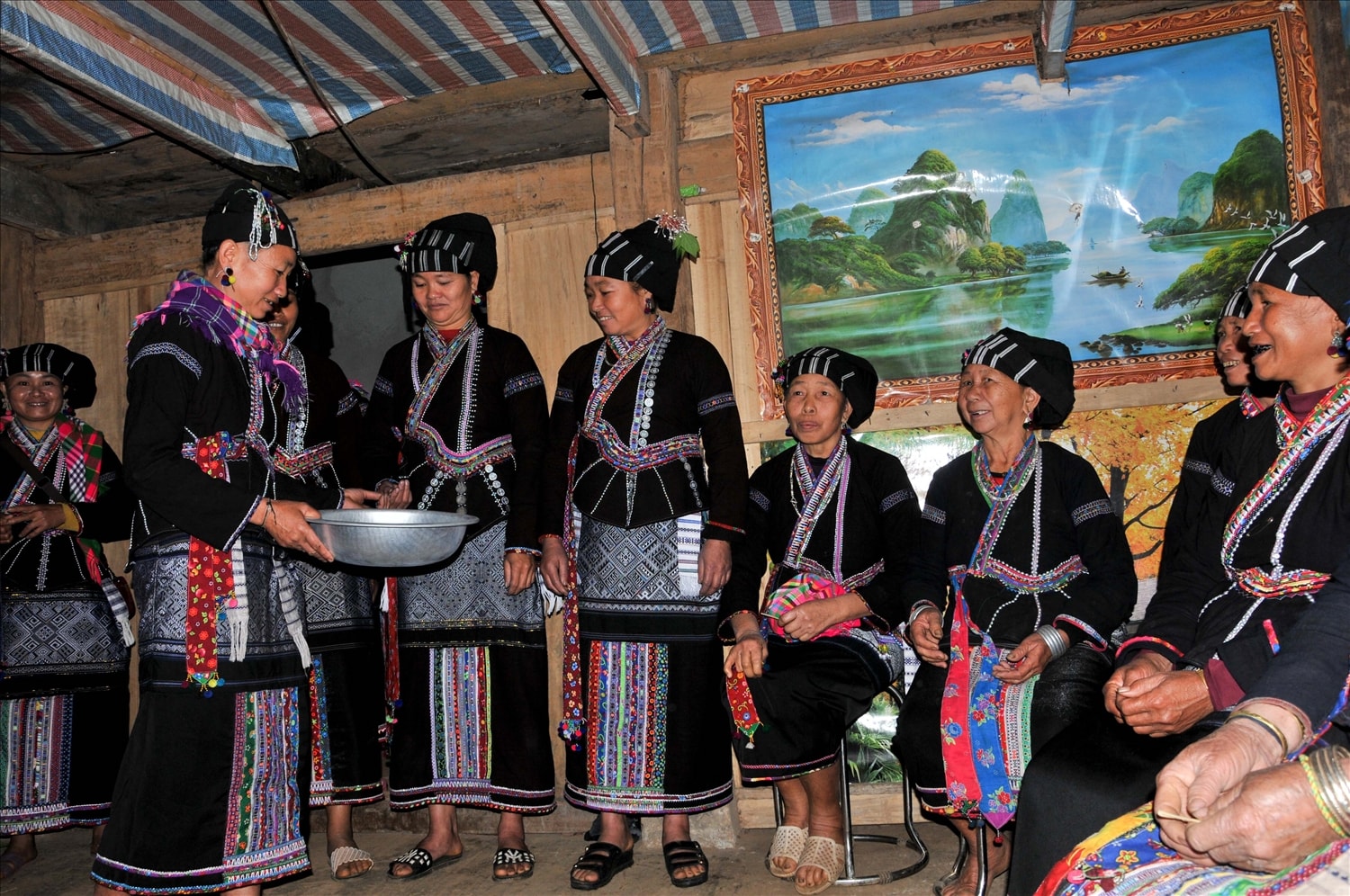 Phía nhà gái sẽ tặng đoàn nhà trai những cây nến sáp ong với hàm ý cho sự đoàn kết bền chặt, cầu mong cho đôi bạn trẻ luôn khăng khít có cặp, có đôi.