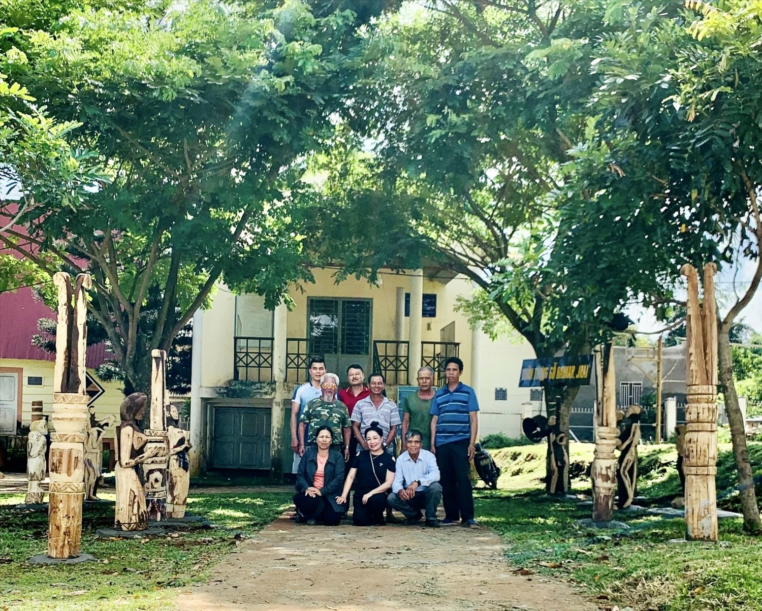 Mô hình trưng bày “Vườn tượng gỗ Ba Na, Gia Rai” tại khuôn viên nhà sinh hoạt cộng đồng làng la Nueng thu hút nhiều du khách đến tham quan