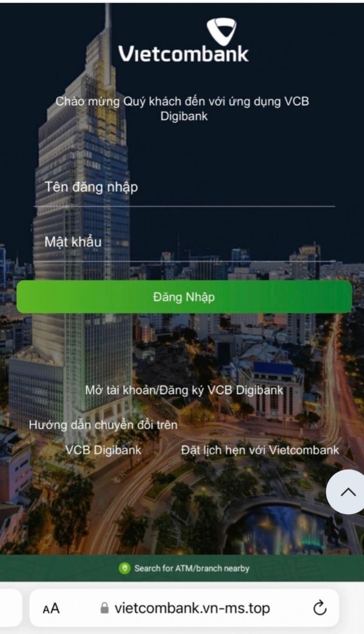 Giao diện website mạo danh Vietcombank giống giao diện ứng dụng ngân hàng, nhưng với tên miền 