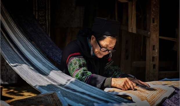 Kỹ thuật dùng sáp ong chế tác hoa văn trên vải thổ cẩm của người Mông ở Sa Pa Kỹ thuật dùng sáp ong chế tác hoa văn trên vải thổ cẩm của người Mông ở Sa Pa