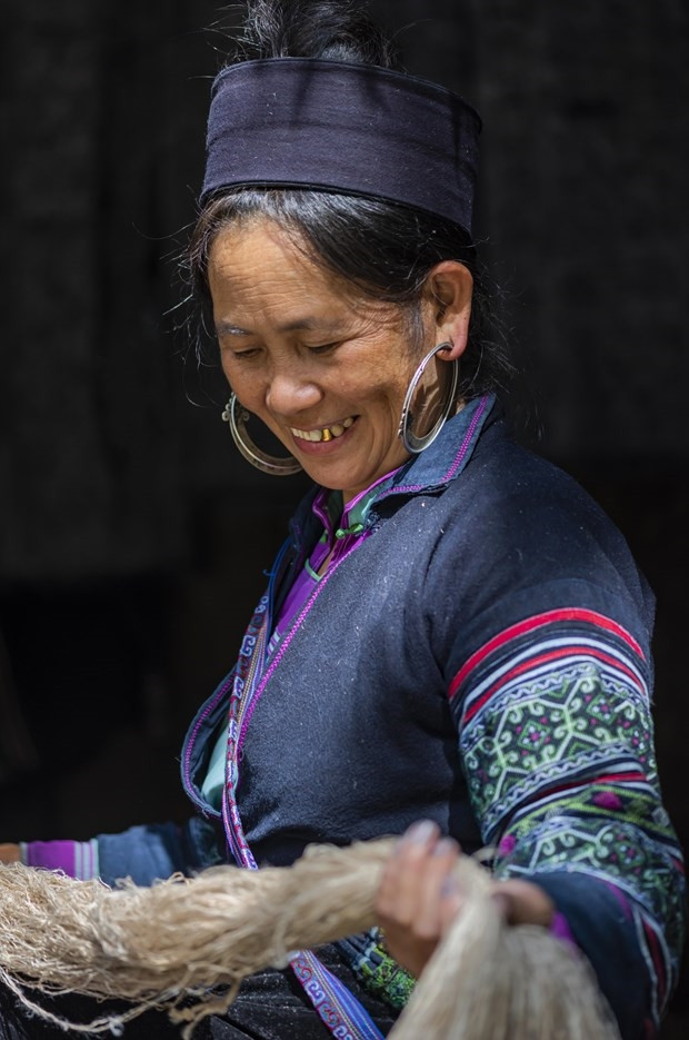Từ những cây lanh được trồng, thu hoạch trong thiên nhiên, đồng bào Mông thu hoạch về phơi khô, tách lấy sợi Từ những cây lanh được trồng, thu hoạch trong thiên nhiên, đồng bào Mông thu hoạch về phơi khô, tách lấy sợi