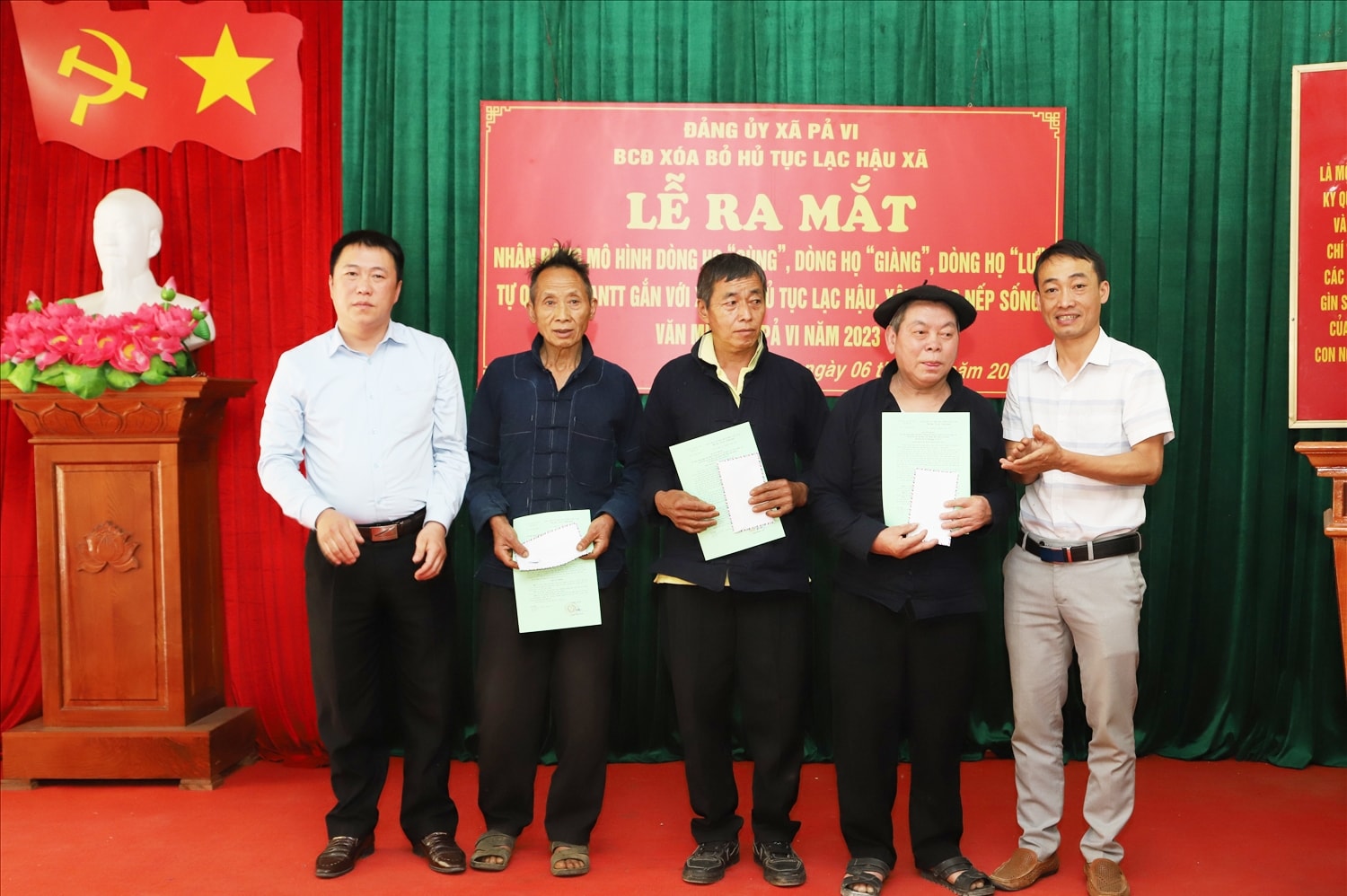 Đại diện lãnh đạo huyện, xã Pả Vi trao quyết định công nhận Mô hình dòng họ Lư, dòng họ Sùng, dòng họ Giàng tự quản về ANTT gắn với xóa bỏ hủ tục lạc hậu xây dựng nếp sống văn minh Đại diện lãnh đạo huyện, xã Pả Vi trao quyết định công nhận Mô hình dòng họ Lư, dòng họ Sùng, dòng họ Giàng tự quản về ANTT gắn với xóa bỏ hủ tục lạc hậu xây dựng nếp sống văn minh