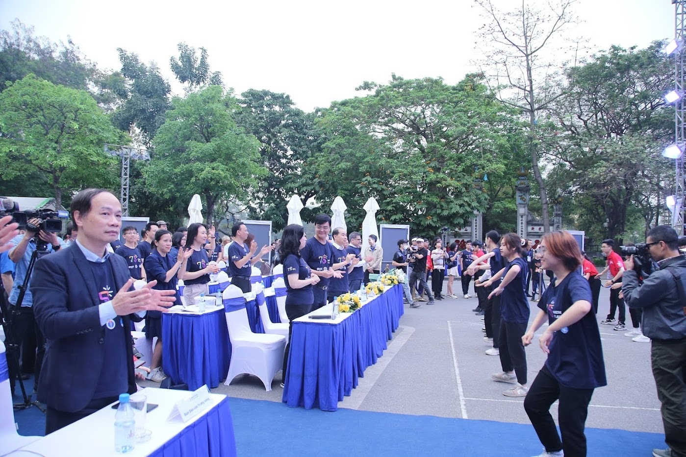 Tại Chương trình, các đại biểu đã thực hiện nghi thức khởi động, thực hiện bài đồng diễn dân vũ Việt Nam ơi đánh bay COVID, và tham gia hoạt động đi bộ vì sức khỏe.