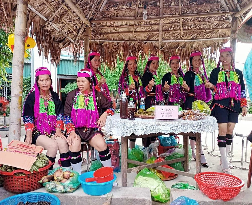 Tại đây, người dân và du khách cũng có thể mặc quần áo dân tộc để chụp ảnh