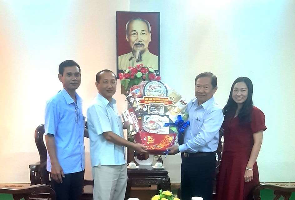 Ông Men Pholy -  Trưởng Ban Dân tộc tỉnh An Giang (bên phải)  tặng quà lãnh đạo Vụ công tác dân tộc địa phương 