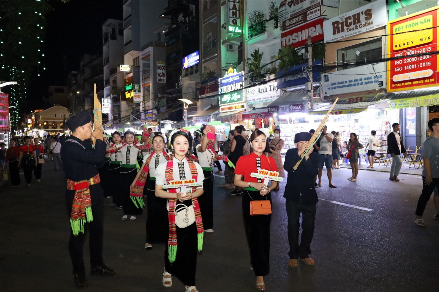Du khách hào hứng tham gia trải nghiệm tại Tuần Du lịch Văn hóa Tây Bắc năm 2023 Du khách hào hứng tham gia trải nghiệm tại Tuần Du lịch Văn hóa Tây Bắc năm 2023