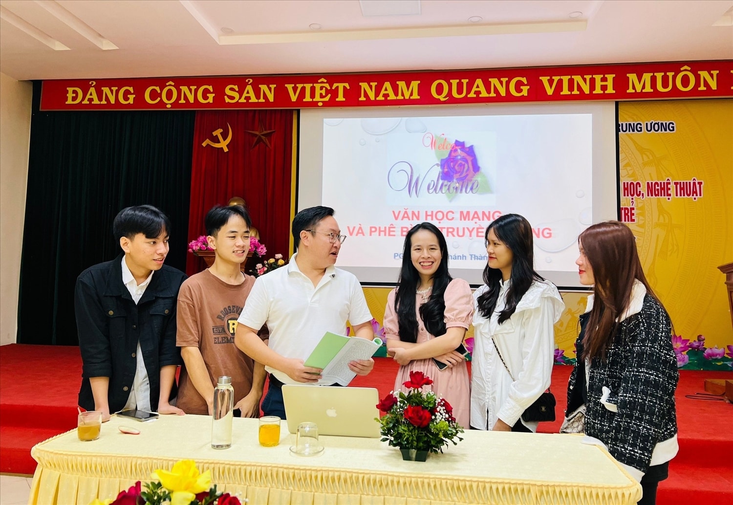 Các tác giả trẻ nổi tiếng trên mạng internet trao đổi về sáng tác văn chương cùng các sinh viên Trường Đại học Tân Trào. Các tác giả trẻ nổi tiếng trên mạng internet trao đổi về sáng tác văn chương cùng các sinh viên Trường Đại học Tân Trào.