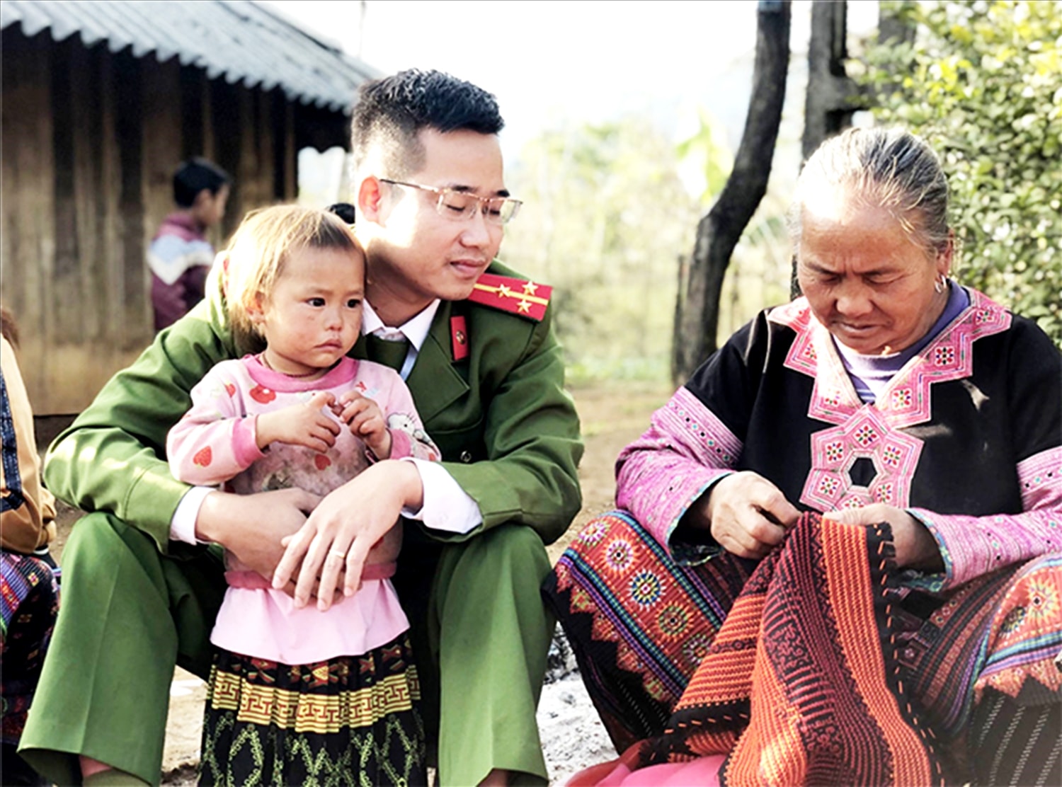Chiến sỹ Công an gần dân, hiểu dân và được dân tin yêu Chiến sỹ Công an gần dân, hiểu dân và được dân tin yêu