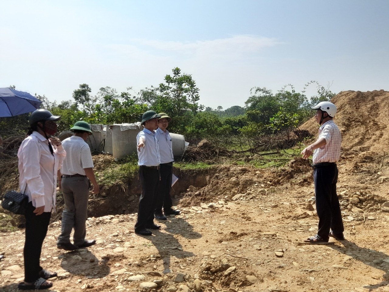 Ông Hồ Xuân Trăng (thứ ba từ phải qua) kiểm tra hiện trường công trình hạ tầng tại các xã trên địa bàn huyện A Lưới