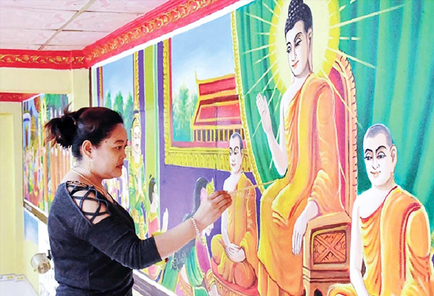 Nghệ nhân Sơn Trà The thực hiện bức tranh tường về cuộc đời  Đức Phật trong một ngôi chùa ở Sóc Trăng