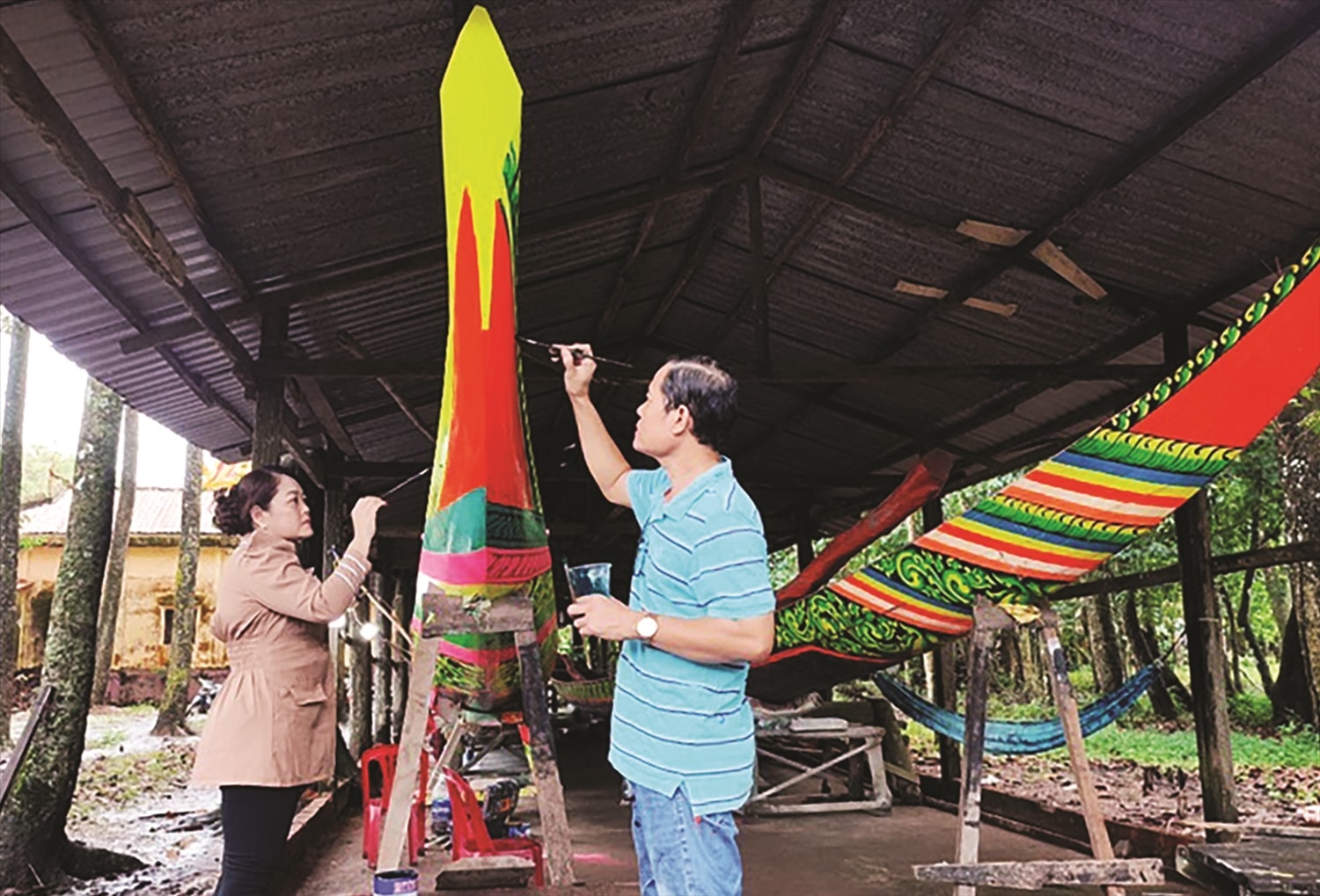 Ngoài thực hiện những tác phẩm tranh tường và điêu khắc ở các ngôi chùa Khmer, vợ chồng nghệ nhân Sơn Trà The - Lâm Phiên còn trang trí cho những chiếc ghe ngo thêm phần rực rỡ hơn