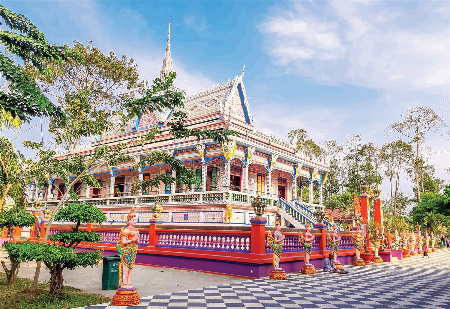 Không gian chùa Sro Lôn (chùa Chén Kiểu) xã Đại Tâm, huyện Mỹ Xuyên, Sóc Trăng được trang trí  bằng các họa tiết, phù điêu bắt mắt bởi óc sáng tạo và tài hoa của  các nghệ nhân Khmer