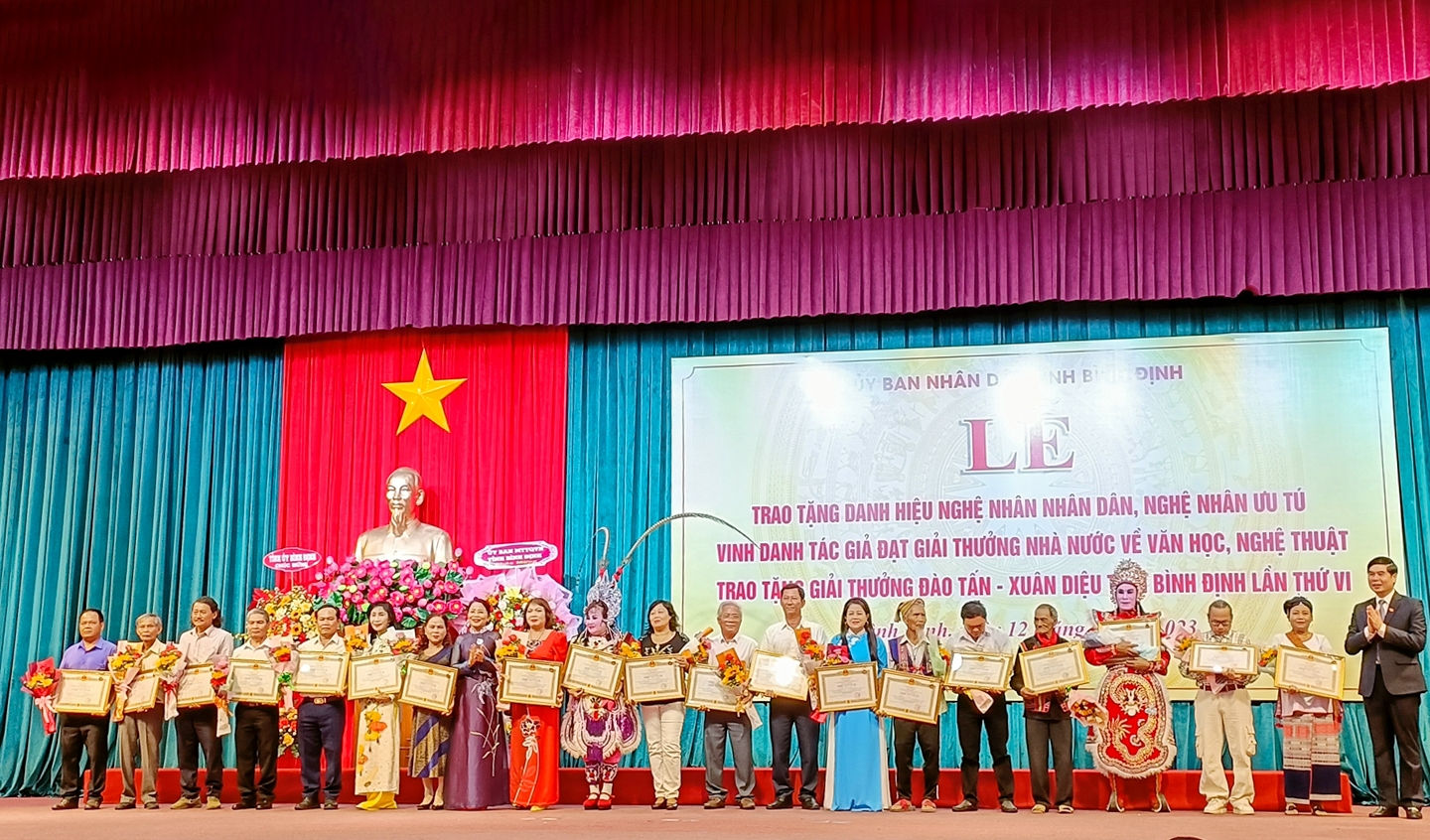 Lãnh đạo tỉnh Bình Định trao tặng danh hiệu Nghệ nhân ưu tú cho 19 nghệ nhân